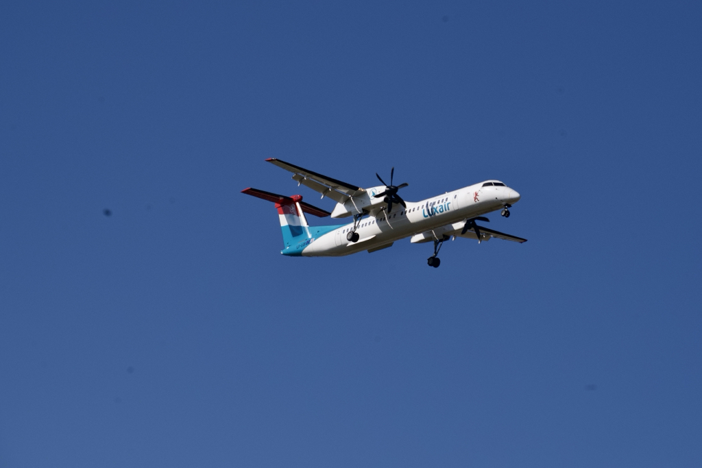 eltermi's tweet photo. @RTLlu I took this pics as the airplane was about to land. Here we can see the burst wheel. #luxair #luxembourg https://t.co/Ys8cexoByX