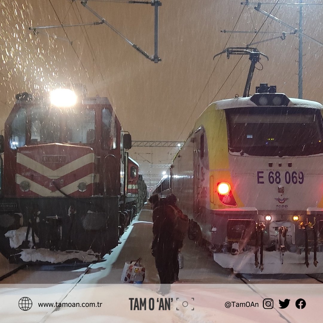 Treni Devralan Makinistler
Tebrikler Yavuz Kalem 👏👏👏
📌Türkiye
🌍Keşfet
🚂TCDDTaşımacılık
📷TamOAn
.
.
.
#Türkiye 
#GAR
#Tren 
#Keşfet
#kadrajimdan 
#objektifimden
#TamOAN 
#FotoğrafYarışması 
#TCDD
#TCDDTaşımacılık
#HossAjans