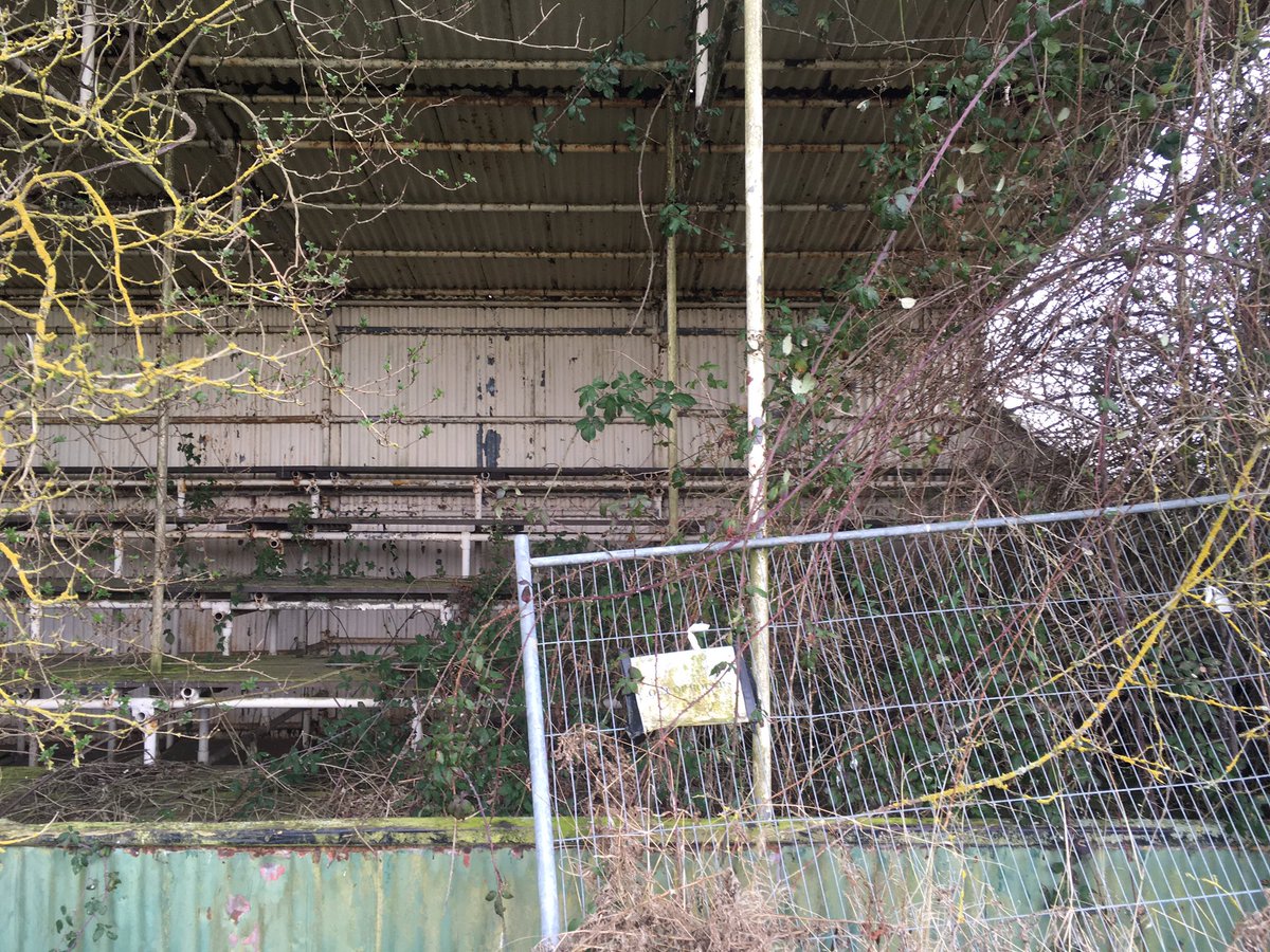 getsomechalk's tweet photo. Abandoned grandstand in a field near Launton. #footballarchaeology https://t.co/5o3tEFk6E7