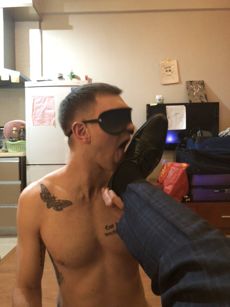 TURBET20's tweet photo. 乖乖给爸爸洗皮鞋 https://t.co/3mpWqczG9Z