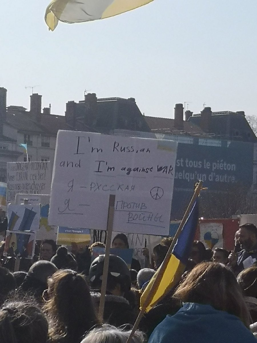jacfevrier's tweet photo. 2eme rassemblement contre la guerre à Lyon. Beaucoup plus de monde que dimanche dernier . Même état d'esprit d'unité contre la guerre et pour la paix. Des russes prennent la parole malgré tous les risques. Bravo https://t.co/aXFksVGzNP