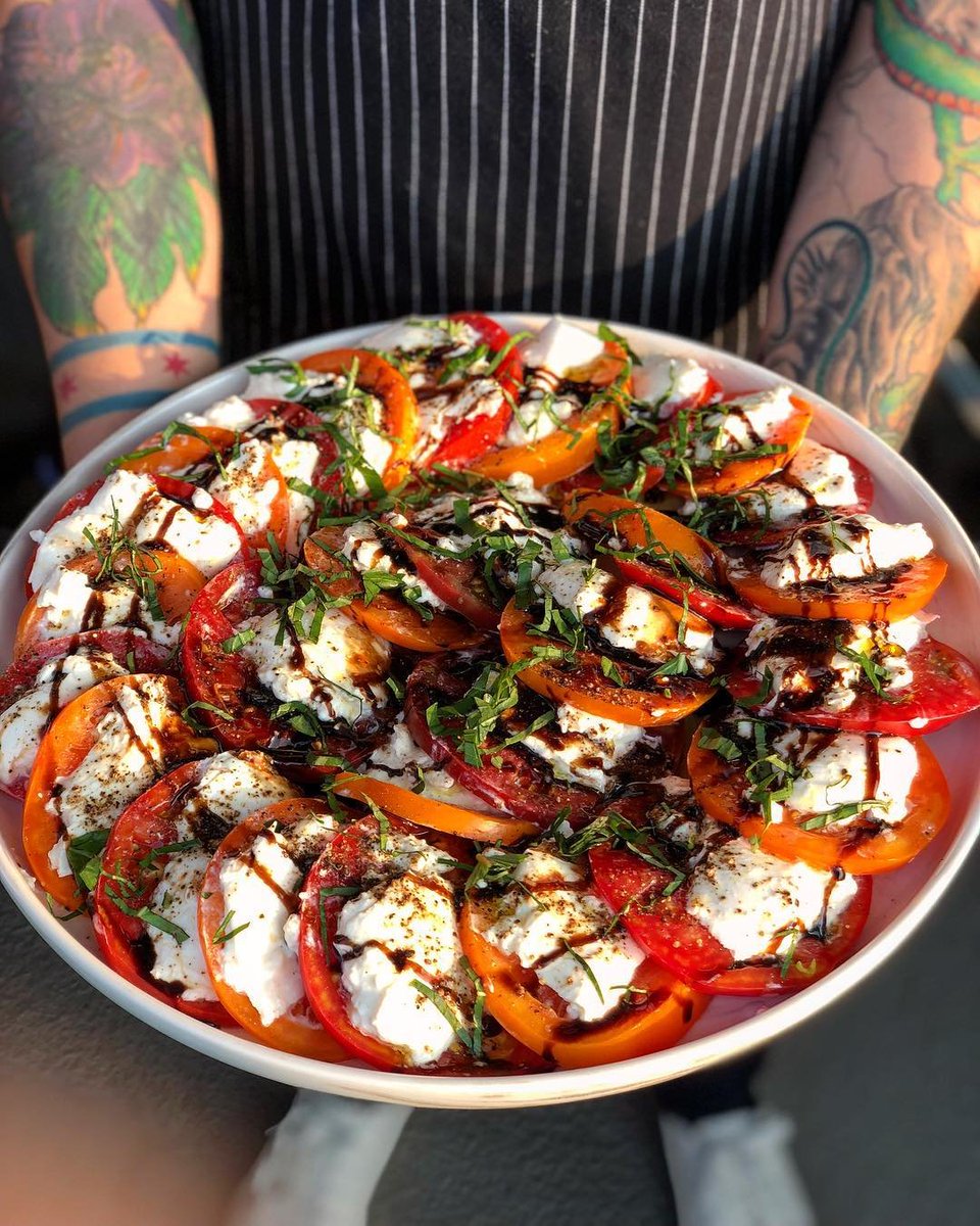 NudeDudeFood's tweet photo. About last night: Burrata and heirloom tomato salad. 🍅🌱 https://t.co/aX4IU0W6Xf