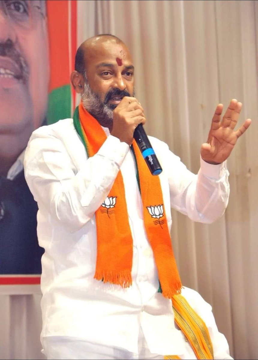 SaiKumarNethas's tweet photo. క్రైస్తవుల దగ్గర ఓట్లు అడుగుతే మతత్వం కాదు..
ముస్లిం దగ్గర తోపిపెట్టుకొని ఓట్లు అడుగుతే మతత్వం కాదు.
హిందువుగా పుట్టి హిందులకోసం ఓట్లు అడుగుతే మతత్వం ఎట్లవుద్ది...
-బండి సంజాయ్ అన్న https://t.co/0212pcU8vz