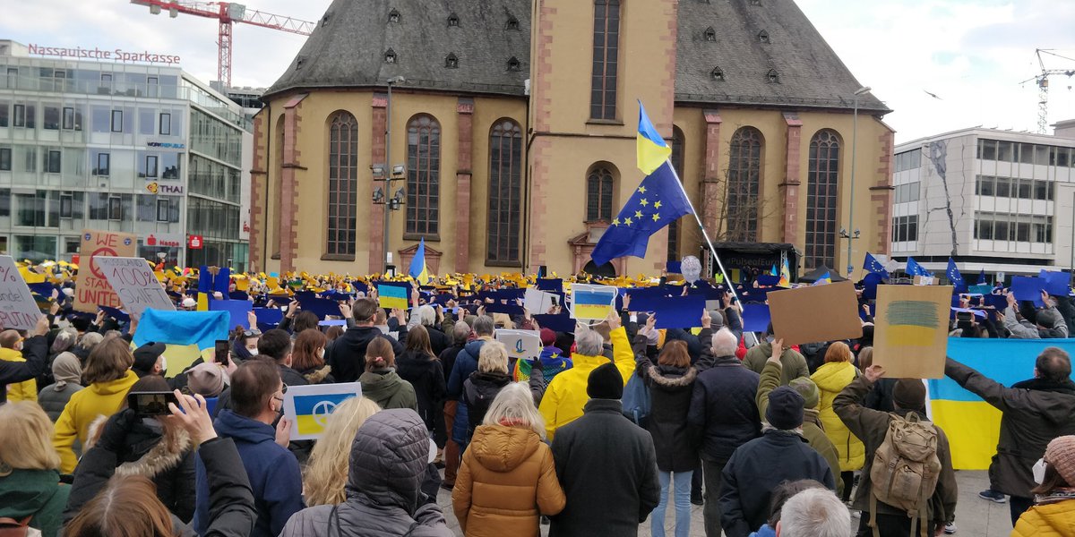 hansdatabeck's tweet photo. Frankfurt's central square packed in #solidarityWithUkraine 
#SlavaUkraini @PulseofEurope https://t.co/hJt33jK1lT