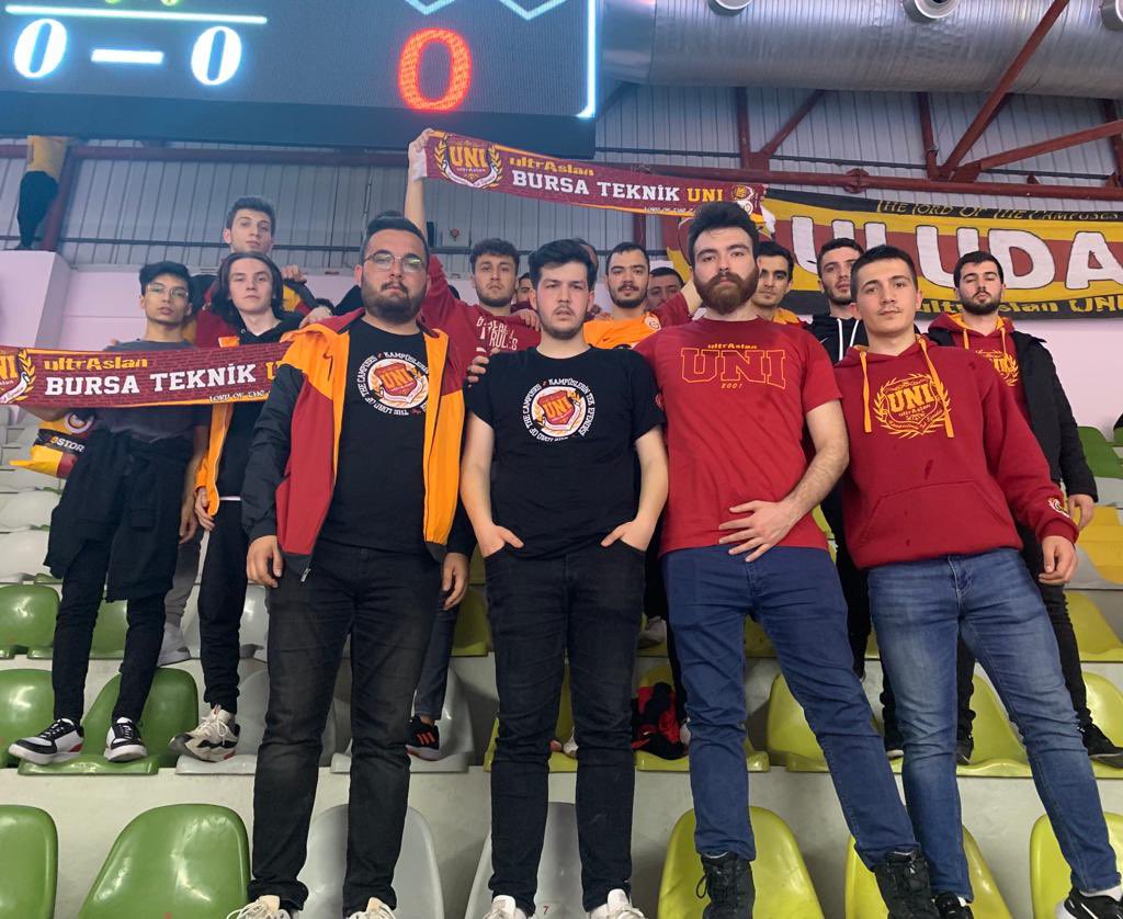 uAUNIBursaTek's tweet photo. CİMBOM DİYE İNLETECEĞİZ GİTTİĞİN TÜM SALONLARI! 

Galatasaray’ımızı nilüfer belediyespor karşısında yalnız bırakmadık 
#ultrAslanUNI #MarmaraBölge https://t.co/Mm1bUNhLNc