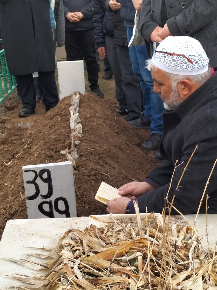 VAN'IN GÜZEL İNSANINA 
SON VEDA
Van'ın marka yüzü, hepimizin sevgili dostu,abisi, arkadaşı;dünya malına değer vermeyen;Beşiktaşlı, voleybolcu,spor insanı,orijinal Vanlı Tekin Perihan'ı ebedi yolculuğuna uğurladık.Mekanın cennet olsun Tekin abi.Seni unutmayacağız,çok özleyeceğiz,