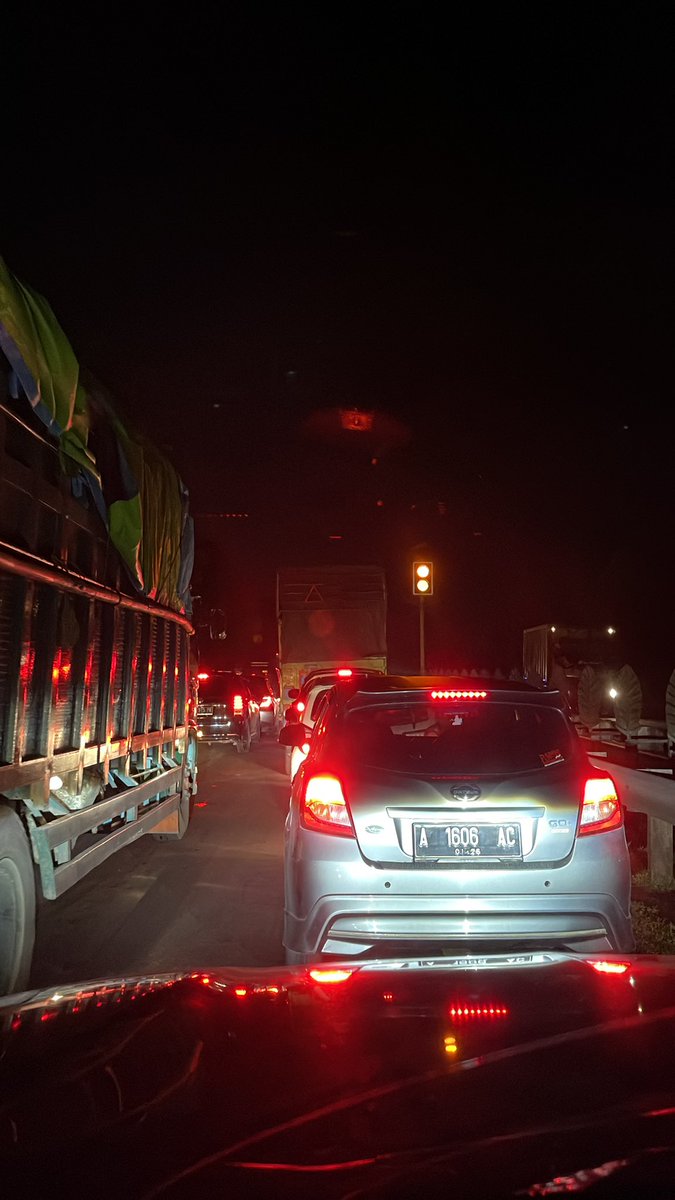 winaam17's tweet photo. Ada apa ini ??? turun dari pelabuhan Merak jam 19.00 jam segini 21.18 masih merayap tanpa kejelasan @TMCPoldaMetro @PTJASAMARGA https://t.co/mF2TbPTUQF