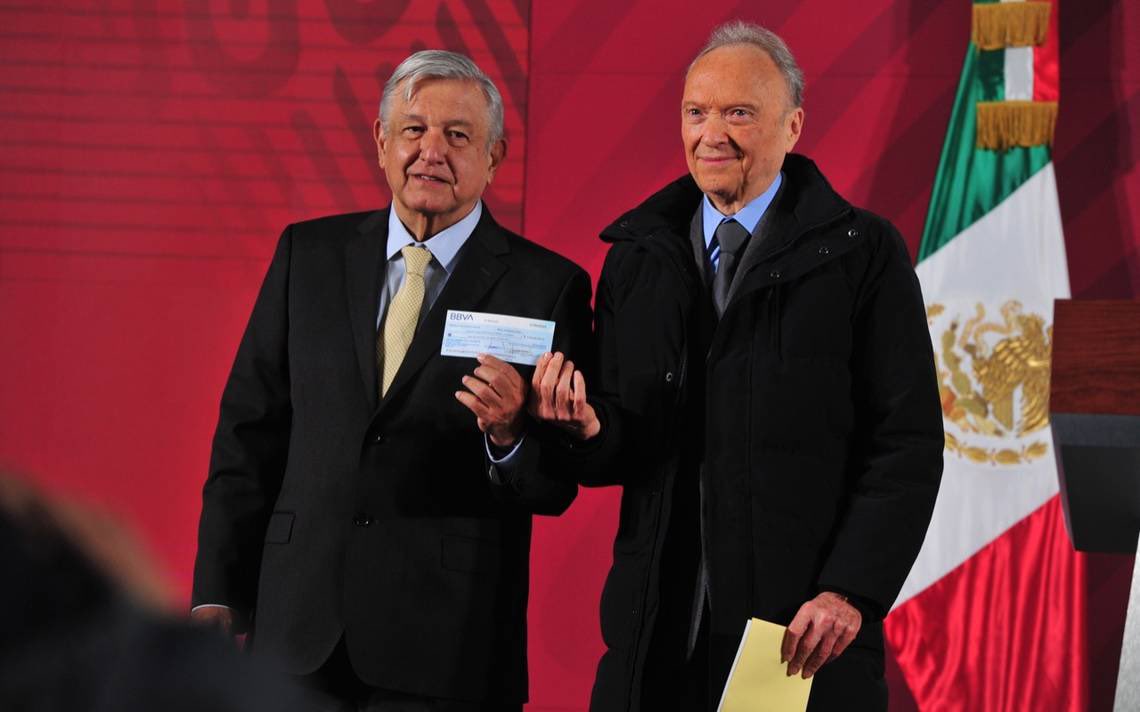 ferbelaunzaran's tweet photo. El fiscal carnal Gertz Manero es tan, perro tan autónomo que se prestó al montaje de entregar un cheque de hule a @lopezobrador_ para fingir que se fondeaba la farsa de la rifa que no era rifa del avión sin avión.

El Peje no se puede lavar las manos de la cloaca destapada https://t.co/Ft3WSVFZFk