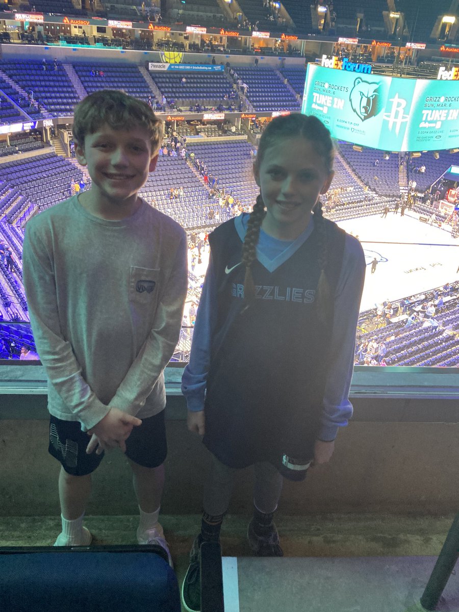 aestesrtr's tweet photo. We were definitely feeling @memgrizz W last night! Dunks, Threes, Passes, and Defense- on point! #firstNBAgame 🏀 https://t.co/CpeyxxKk8J
