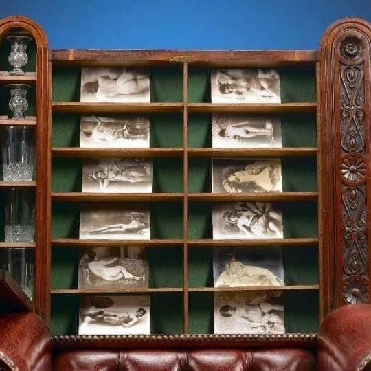 PauloRezzutti's tweet photo. Toda diversão de um cavaleiro do século XIX num só lugar! Essa é uma poltrona para cavaleiros do século XIX. Interessante não? Leitura, jogos, bebida e pornografia, tudo isso no conforto de sua poltrona preferida. #seculoXIX #costumes https://t.co/7uP5ribKGm
