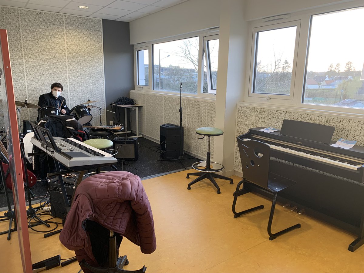 AureliaLeroux's tweet photo. Vendredi et samedi se tenaient les journées Portes Ouvertes du @LyceePavie de @Ville_Guingamp.
Au programme, rencontre du proviseur Ronan Nicol, visite des locaux dont les salles de musique, détente et arts plastiques ! Un lycée où il fait bon vivre. 
@acrennes https://t.co/qfwccqY2Z3