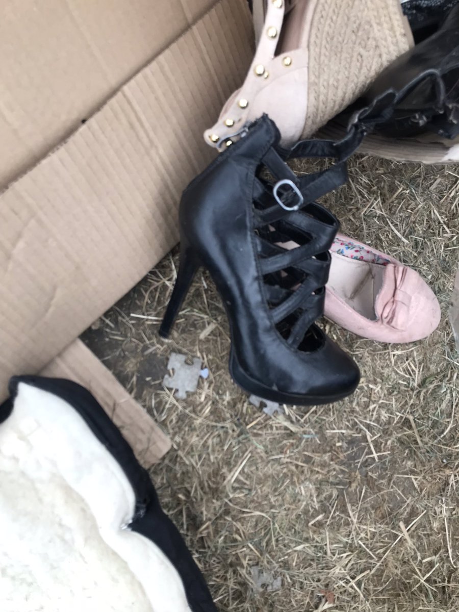 imyrin's tweet photo. Det här är bara löjligt. Undrar om personerna som skänkt sån här skit visat upp det på sociala medier. Visat hur duktiga de är, när de egentligen bara rensat garderoben. https://t.co/ADMfusdRLw