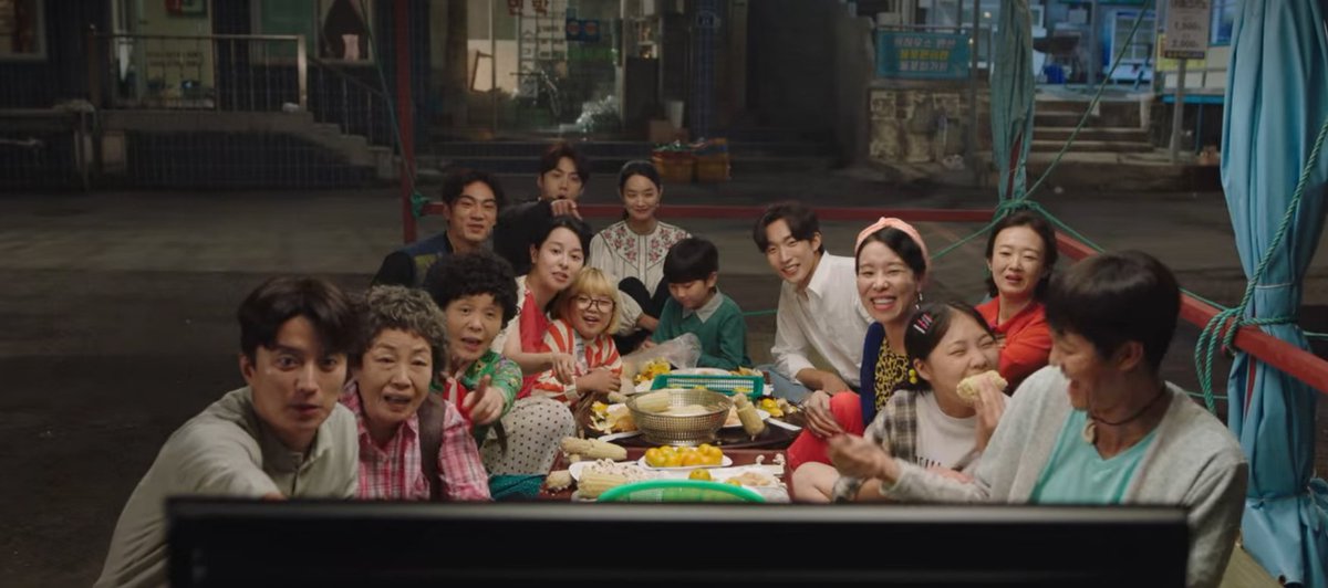 _Asiancinema_'s tweet photo. Hometown Cha-Cha-Cha is one of these Korean dramas that gently screams the word 'comfort'.
Beautifully written, directed and portrayed, the series takes us to a dreamy seaside where everyone knows and takes care of everyone. https://t.co/5SU3hNvP67