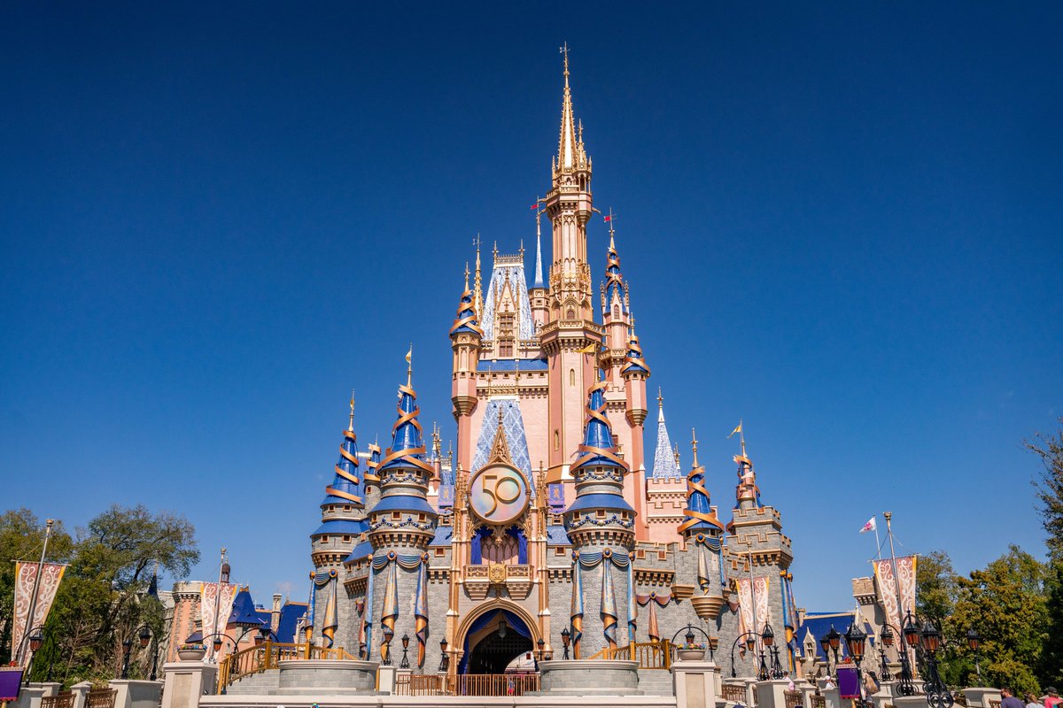 PhotosOfDisney's tweet photo. A beautiful crystal clear day at Cinderella's Castle at Disney's Magic Kingdom. 📸: @AnthonyQuintano #DisneyParks #DisneyWorld #MagicKingdom #WDW https://t.co/RItkWSAvUd