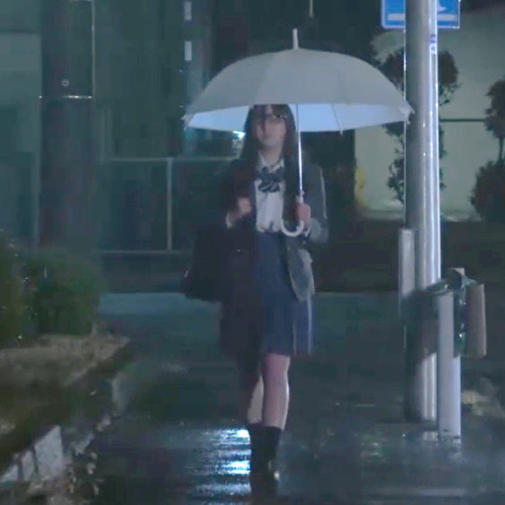 drama_lab7's tweet photo. #真犯人フラグ 　考察

ドラレコ映像の女子高生は偶然？

何も触れられていませんが、メガネをかけた女子高校生は偶然通りがかったのでしょうか？
たまたま光莉と似た制服で容姿も似た子？

偶然の場合、この映像がきっかけで3人同時誘拐だと思われたのはたまたまということ？
それとも真犯人が用意？ https://t.co/CQnCHF1363