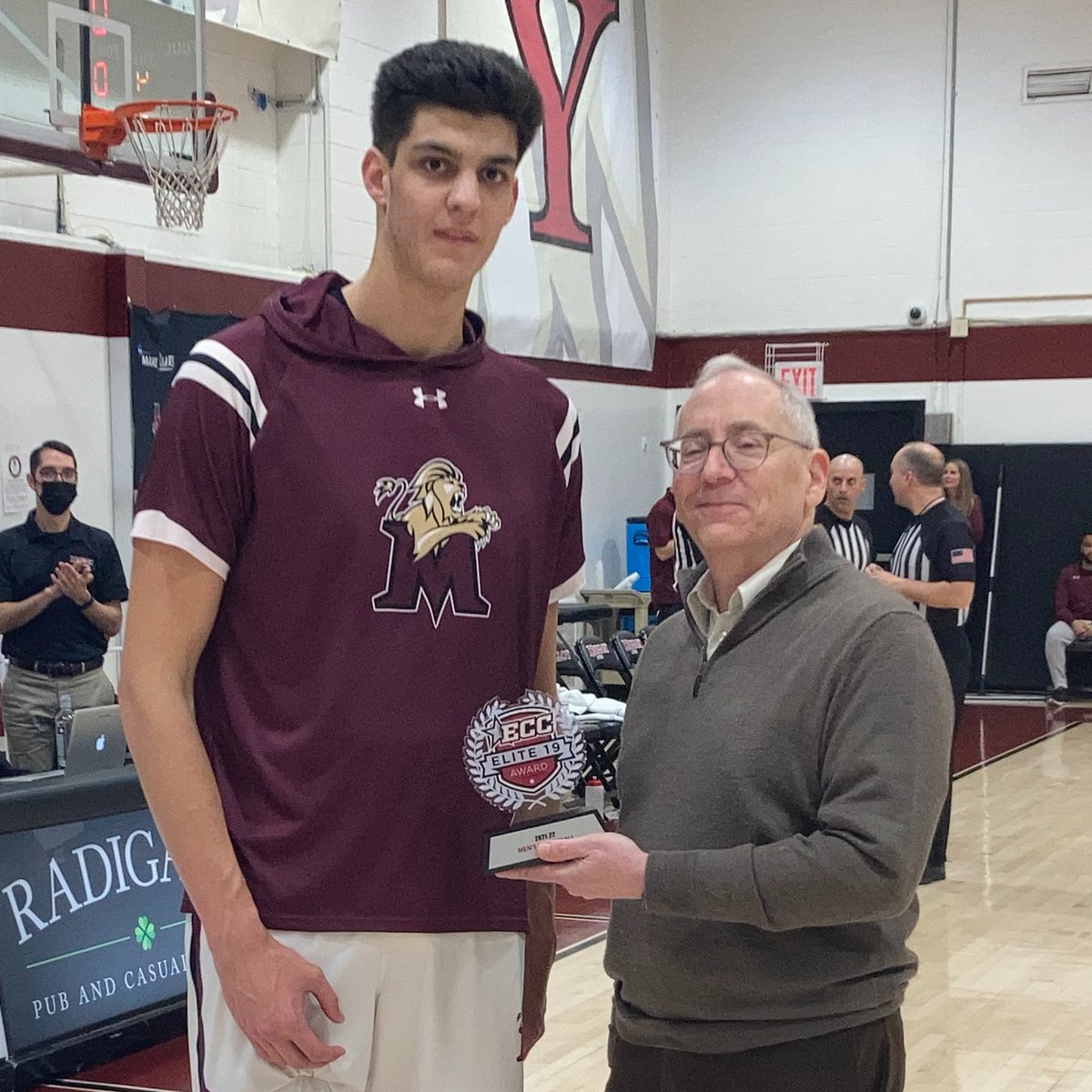 ECCSports's tweet photo. ECC Basketball Elite 19 Award Winners

Men:  Matt Lane, @molloylions 
Women: Ari Carey, @RWCREDHAWKS https://t.co/g1TkCqy9bR