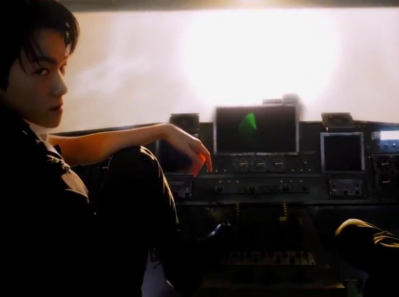 bbhsfile's tweet image. baekhyun owns these poses #백현