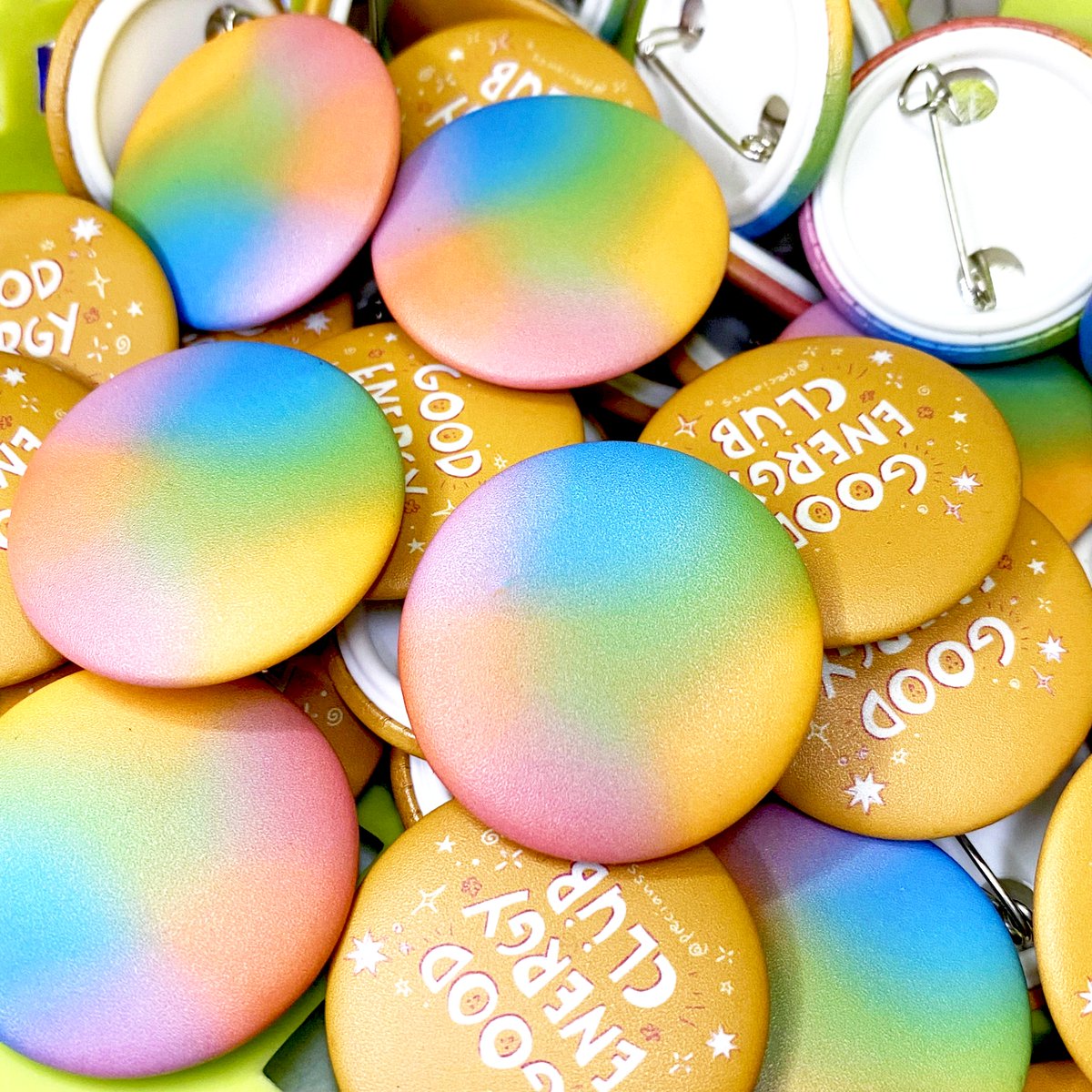 amojinprints's tweet photo. ✨Customizion available in Various sizes and shapes:
- 1 inch
- 1.25 inch
- 1.75 inch
- 2.25 inch 
- Heart Shape
- Square Shape

Available in Vaious laminations:
- Matte
-Satin
-Glossy 
-Glitter
-Holographic (Broken Glass / Star)

#buttonpins #canbadge #badge #heart #square https://t.co/I3B6EjWWU1