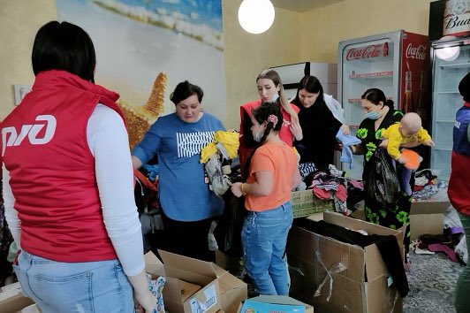Железнодорожники собирают гуманитарную помощь беженцам из Донбасса. Волонтёры Северо-Кавказской магистрали привезли продукты, вещи и предметы первой необходимости в пункт временного размещения в Ростовской области: gudok.ru/content/social…