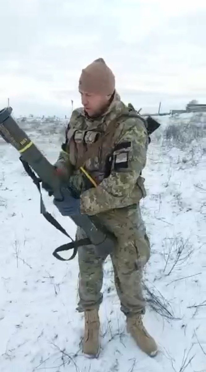 #Ukraine: Western weapons continue to flow into Ukraine - for the first time a Ukrainian serviceman was seen with the Swedish "Pansarskott m/86" (AT4-CS) anti-tank launcher.

It was previously reported that Sweden would supply 5,000 AT4 to Ukraine.