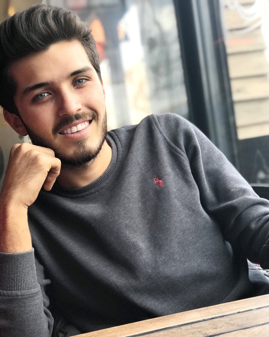 “Kendi ışığına güvenen, başkasının parlamasından rahatsız olmaz.”

Victor Hugo