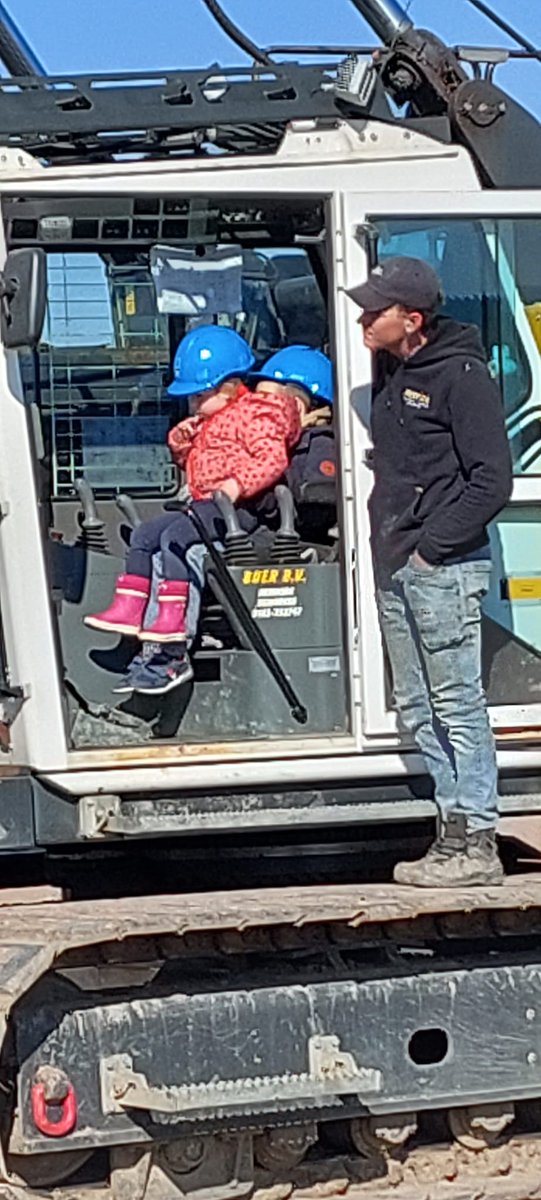 desikkert's tweet photo. Eerste paal is geslagen door mats en liz. Nieuwbouw schuur. #desikkert #hollandsfruit #rodebessen https://t.co/hESOZx0wDi