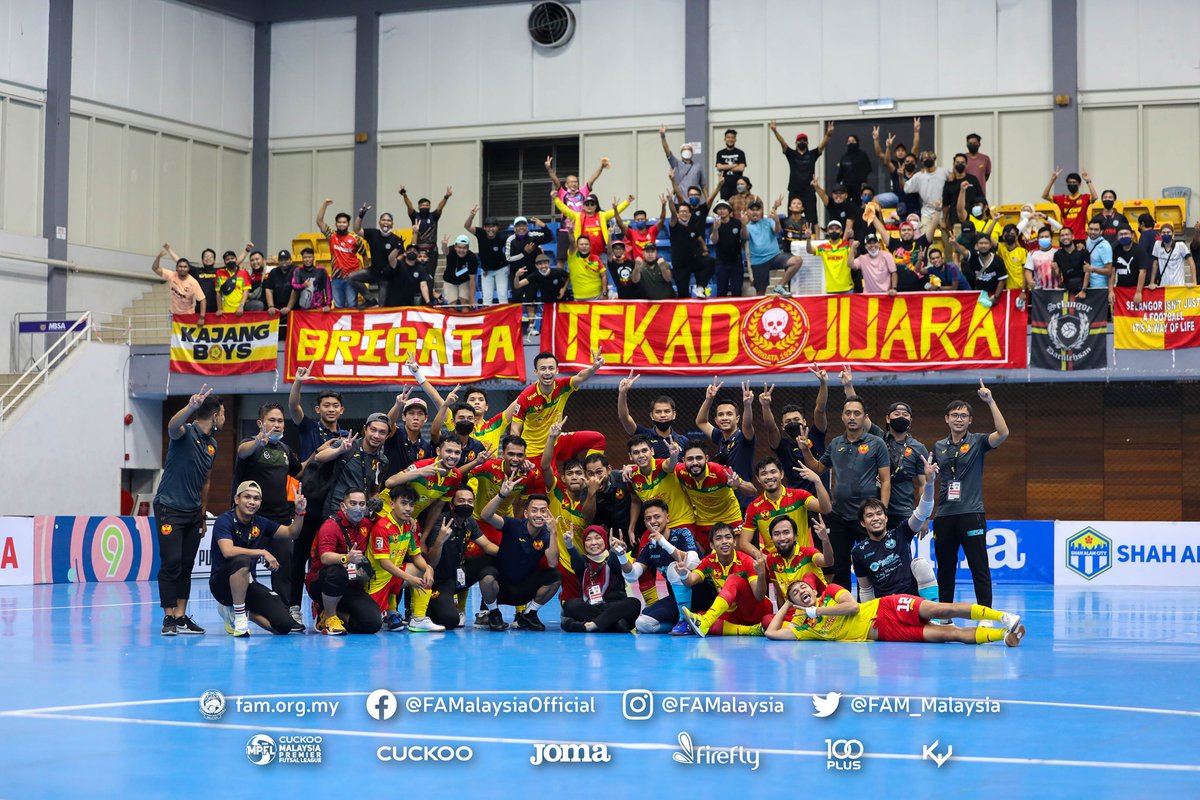 futsalworks's tweet photo. Selangor MAC is the 2022 CUCKOO Malaysia Premier Futsal League champions with one game to spare. Congratulations! (Photos by FAM)

#Futsal #FutsalMalaysia #Selangor #SelangorMAC #MPFL #MalaysiaPremierFutsalLeague #FAM #Malaysia https://t.co/Et3cTyDUwN