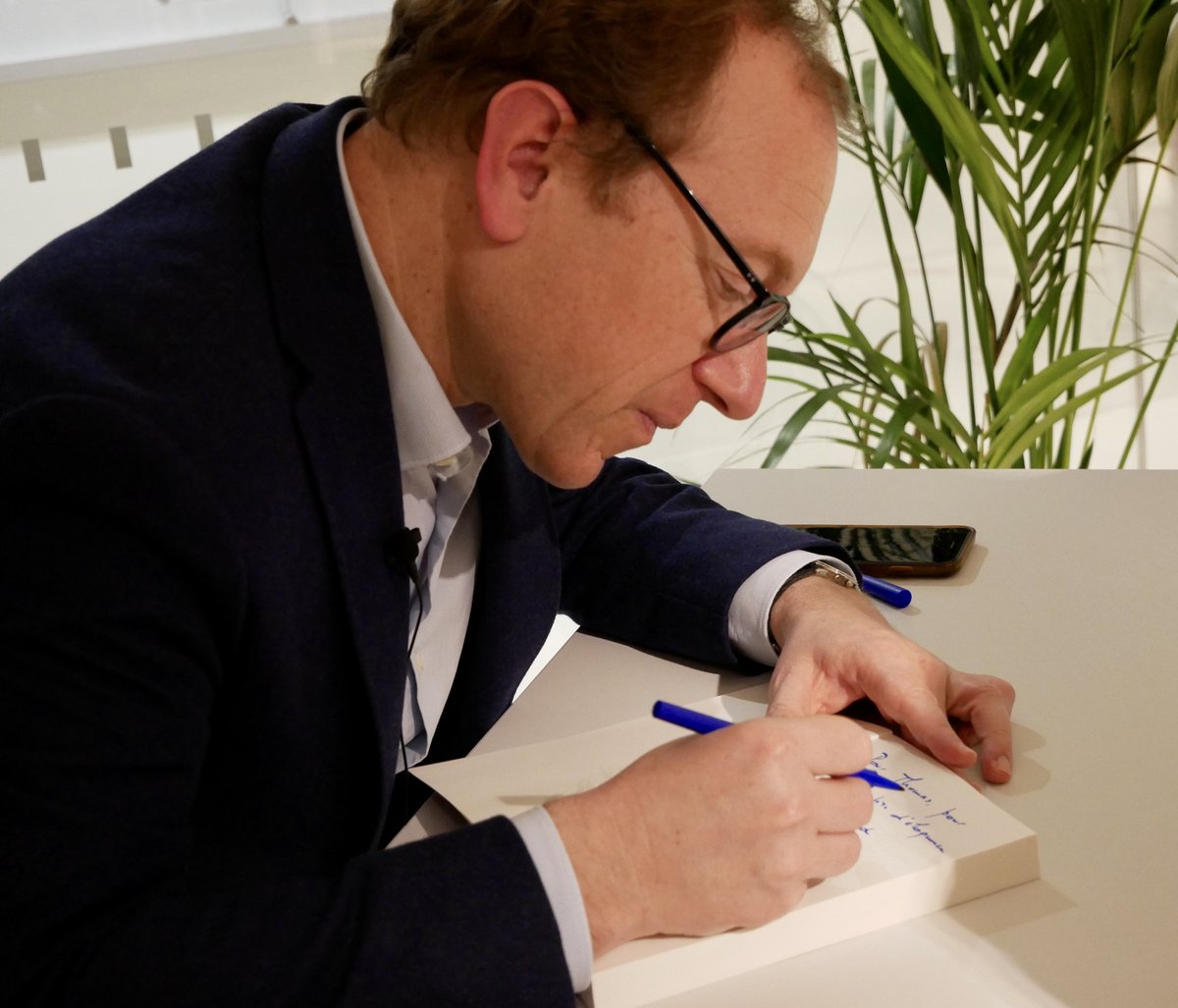 ScPoForum's tweet image. Nous avons eu l'immense plaisir de recevoir Maître @BertrandPerier pour un superbe atelier d'art oratoire et un riche moment d'échange en partenariats avec l'Ecole des Jeunes Orateurs, la @librairiekleber et @mediadroit