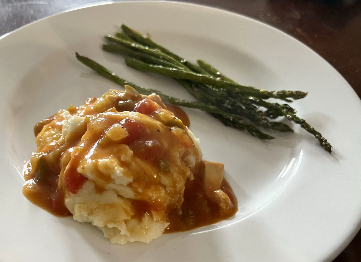 keithsgoodman's tweet photo. Had some leftover baked chicken breast. Decided to make an étouffée and put it over some mashed potatoes. #homecooking #notachef #enjoycooking https://t.co/pAiYElBRxx