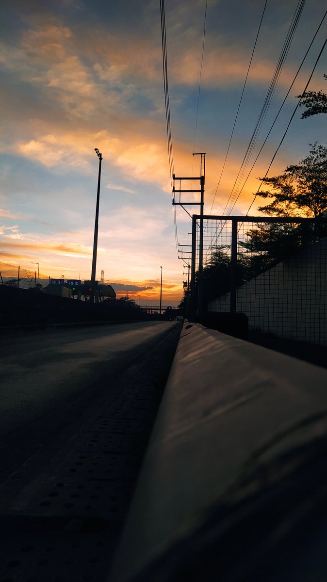 Diary_iea's tweet photo. The sunset sky speaks of a thousand of colors. This sky makes me believe in PEACE. 🇺🇦🕊️🇷🇺

Capture this from  6:00  to 6:20 pm. https://t.co/ztBMC2frLp