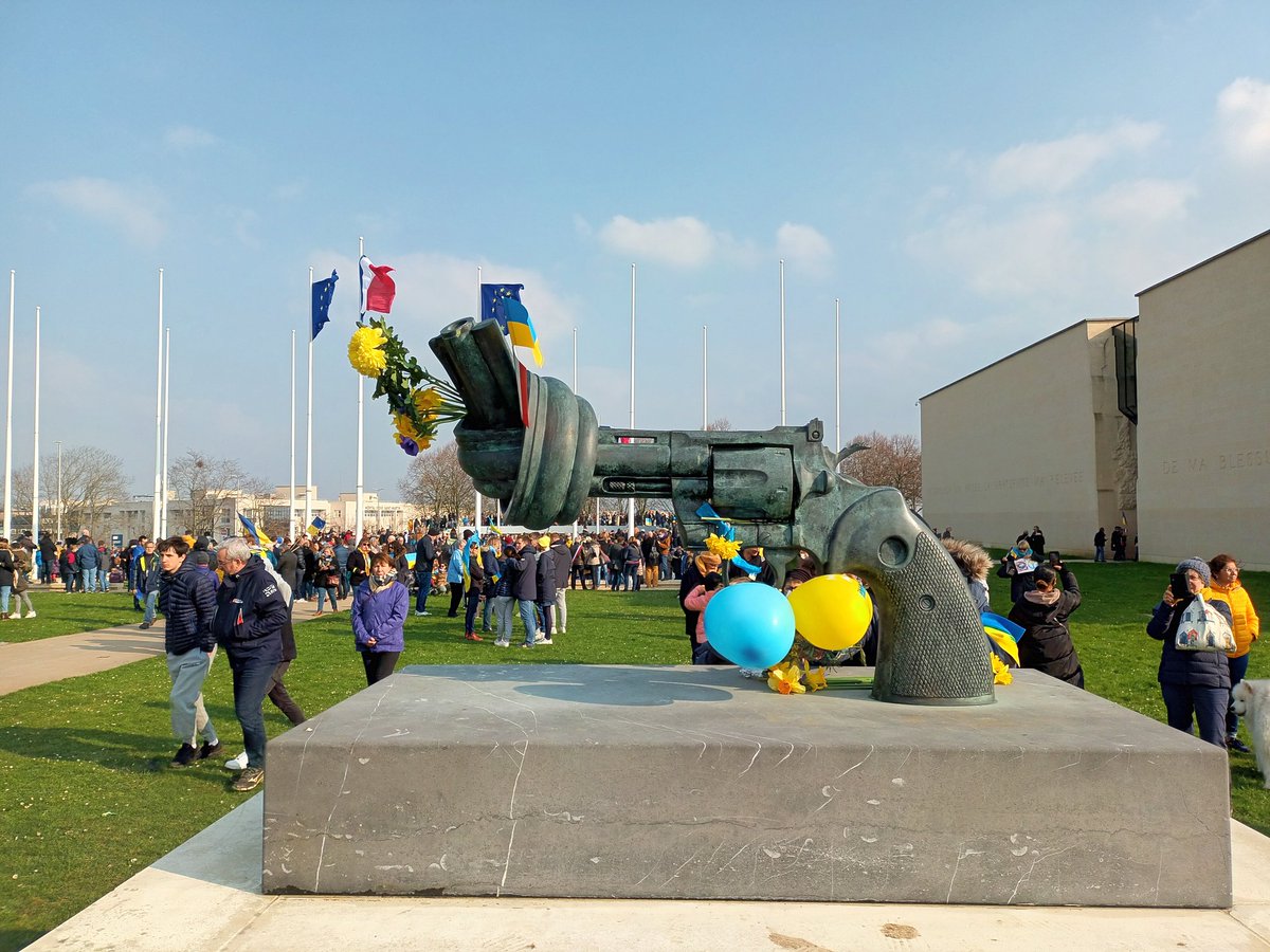 CaenOfficiel's tweet photo. Le pistolet noué "non violence" aux couleurs de l'Ukraine. Parce qu'à #Caen nous connaissons le Prix de la Liberté. 🇺🇦🕊 #StandWithUkraine https://t.co/uSc6Jojshy