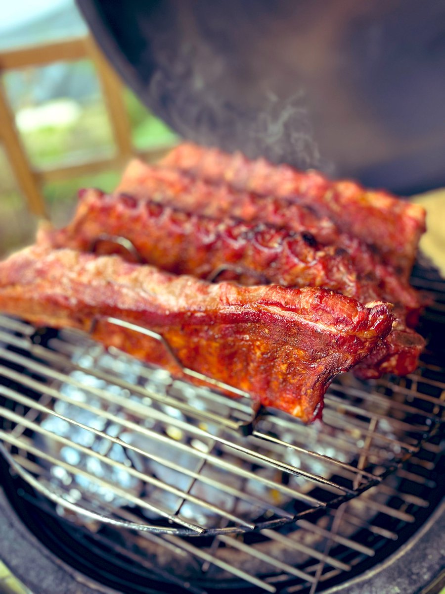 De eerste spareribs van 2022 liggen weer op de KamadoBBQ 🔥🔥🔥☀️☀️☀️🍻👍🏻 #smoking #bbq