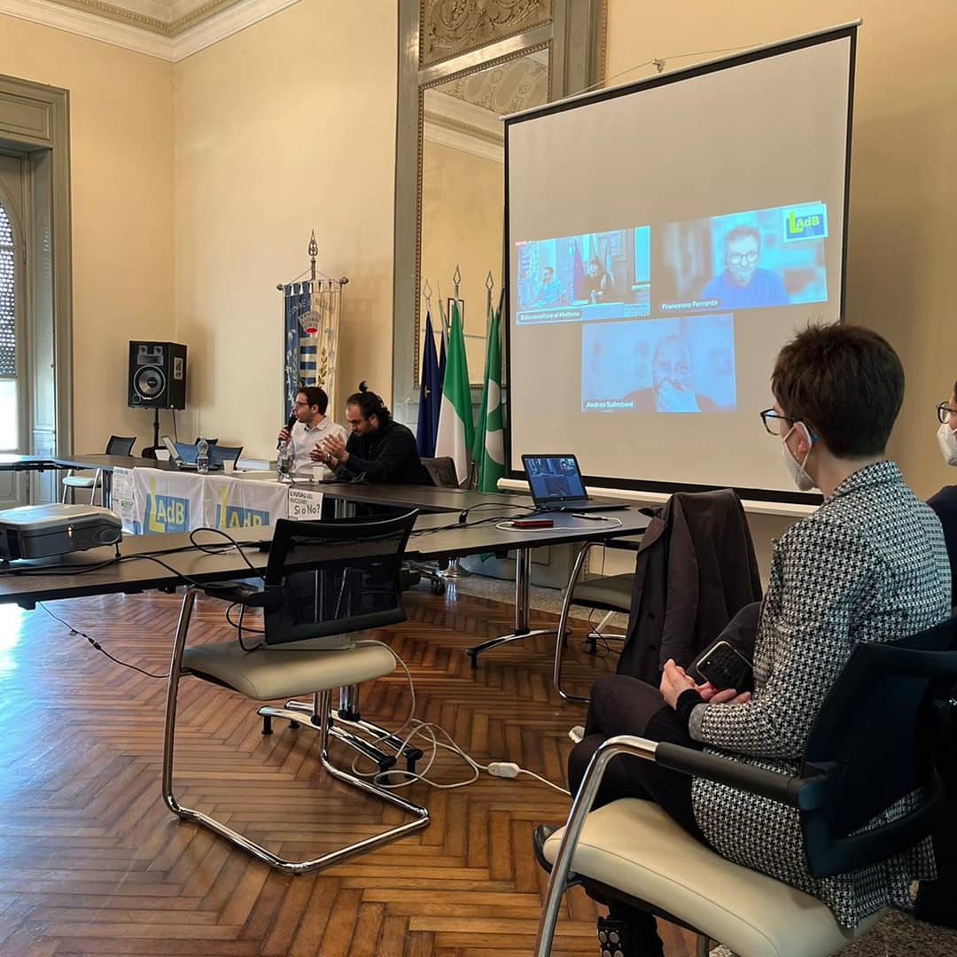 asino_buridano's tweet photo. "Conoscere per deliberare" scriveva Einaudi. Questa la filosofia del dibattito di ieri sul #nucleare: più di due ore di confronto tra argomentazioni opposte, alcune più scientifiche e basate sui numeri, altre decisamente più politiche e fondate sull'emotività. #LAdB https://t.co/eGnANO7Xlv