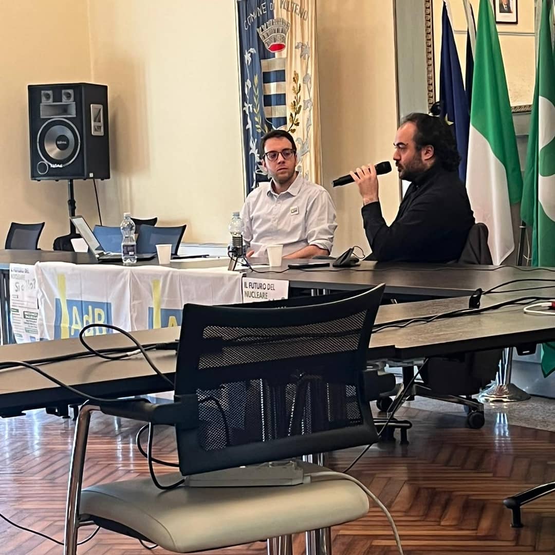 asino_buridano's tweet photo. "Conoscere per deliberare" scriveva Einaudi. Questa la filosofia del dibattito di ieri sul #nucleare: più di due ore di confronto tra argomentazioni opposte, alcune più scientifiche e basate sui numeri, altre decisamente più politiche e fondate sull'emotività. #LAdB https://t.co/eGnANO7Xlv