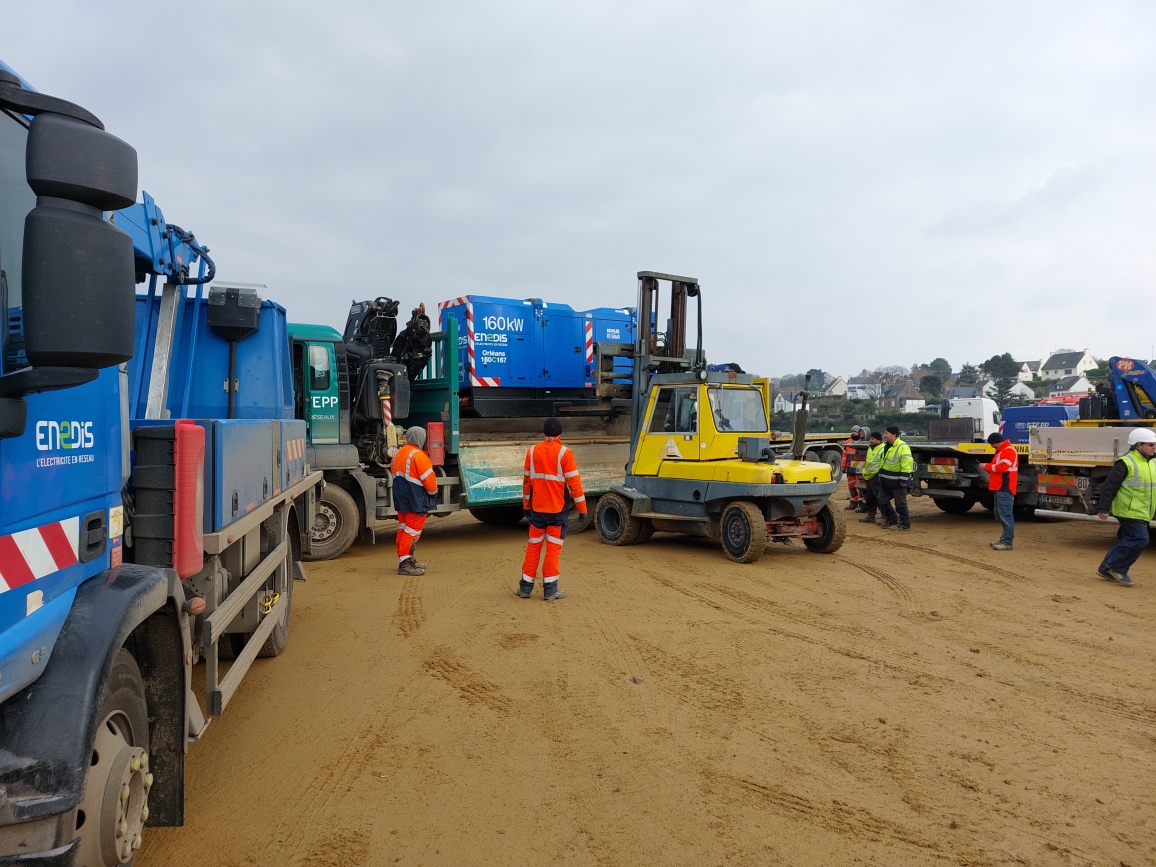 Les interventions se poursuivent : suite à l'incident du poste source de Perros Guirec, des moyens exceptionnels ont été déployés notamment la FIRE qui permet l'envoie de renforts de techniciens qui s’occupent de l’acheminement et du raccordement des groupes électrogènes.