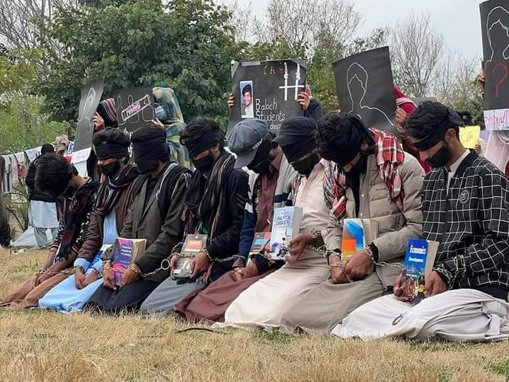 Jam__Baloch's tweet photo. طلباء ہر قوم کی مستقبل اور امید ہیں اور ہمارا مستقبل زنجیروں میں جکڑا ہوا ہے، اسے آزاد کرنے کے لیے ہمیں مزاحمت کرنا ہوگا۔ https://t.co/dVU7LknJyB