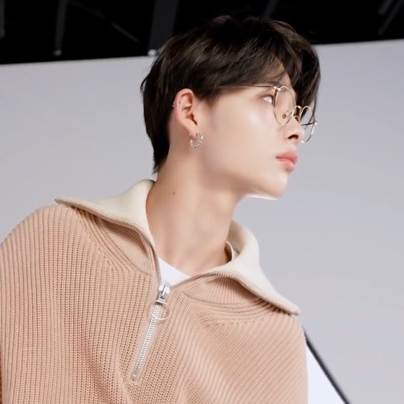 NI_KIFMS's tweet photo. ni-ki’s side profile + the specs... i cannot https://t.co/b7RwrN4570