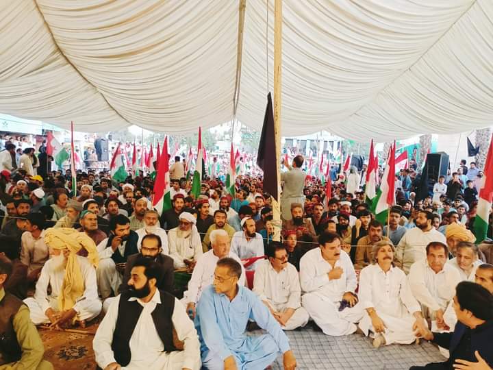 SikanderWaziri's tweet photo. Ptm karachi protest is still sitin in front of sindh assembly from last 23 days.
Number of sitin day to day increase, today Pkmap took part in the leadership of nazar jan.
#ReleaseAliWazir
#ATCToolOfPersecution
@ManzoorPashteen https://t.co/CrvmESE73d