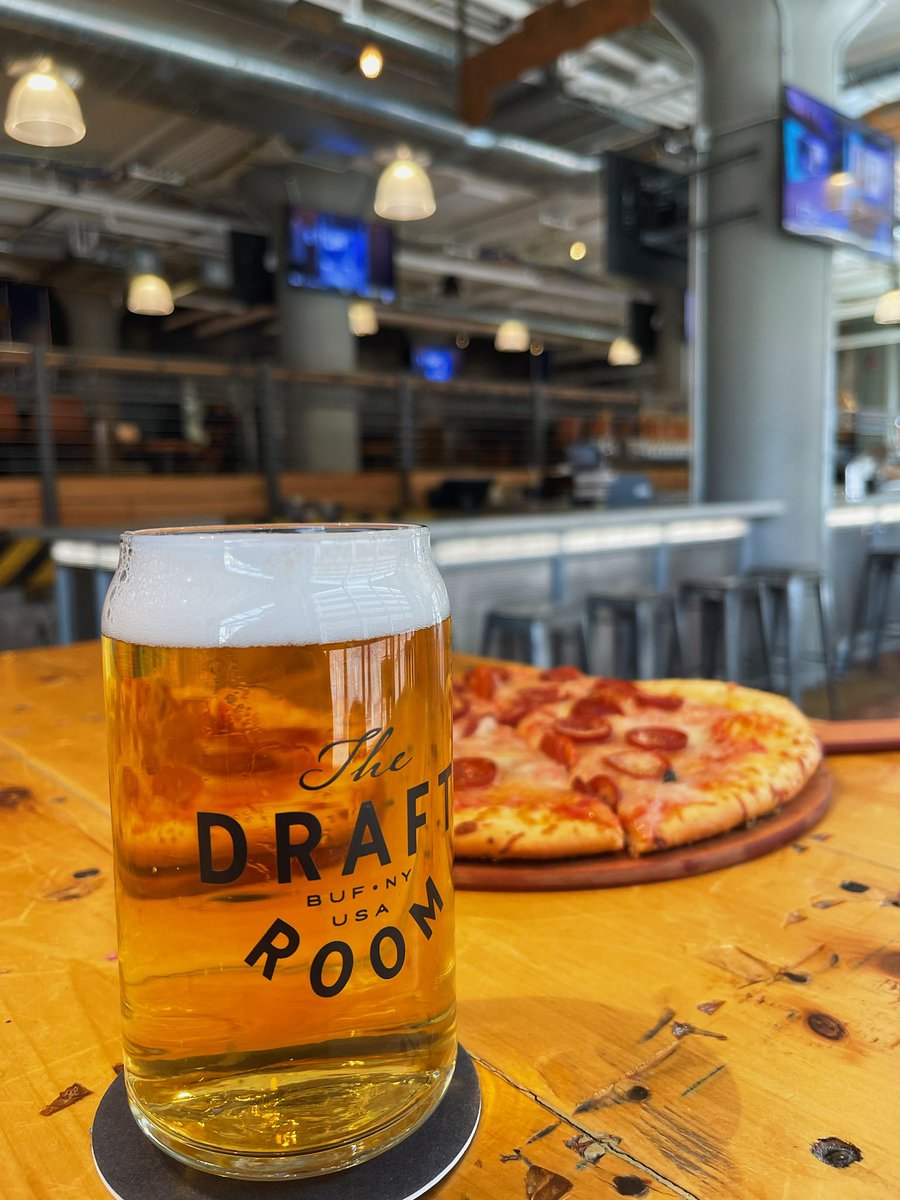 TheDraftRoomBUF's tweet photo. 60 degrees…afternoon @BuffaloSabres game.  Come on in and grab a #beer before or after the game.  #79perry #springweather https://t.co/woNIL1HTdN