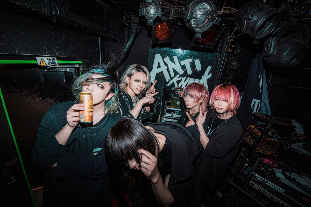 ROTE_JP's tweet photo. REVIVAL OF THE ERA最後の新宿アンチノックでした。ここで生まれて、沢山の経験を積み、成長させてくれた大好きなホームです。新宿アンチノックがあったからこそ今の僕らがいます。ここでの思い出や景色は一生忘れません。本当にありがとうございました！！！
@antiknock1985 https://t.co/CtYtw5Muf4