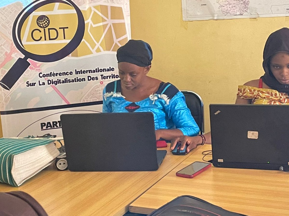 Honorable_Nath's tweet photo. Jour2 des sessions de formation sur les outils #OpenStreetMap &amp; SIG à l'endroit des femmes, organisées par l'Asso @OSM_Mali dans le cadre des festivités du 0️⃣8️⃣ Mars 2️⃣0️⃣2️⃣2️⃣.Merci beaucoup 🙏 à la #GIZ pour la visite et les soutiens apportés
 #WomenEmpowerment 
#womensday2022 https://t.co/FAcpaeaoVH