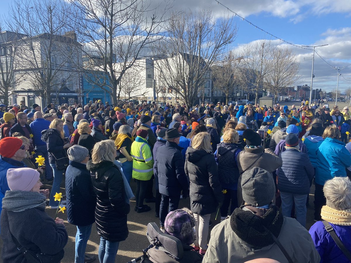 Crowd gathered on #Wexford quay in solidarity with those suffering in #Ukraine. 🇺🇦 ✌️