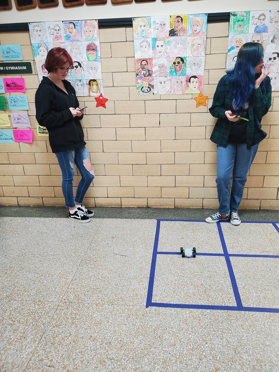 HeatlyLibrarian's tweet photo. On Friday the seniors played with some of the robots we have during their technology class. https://t.co/TK7k7jJ2i4