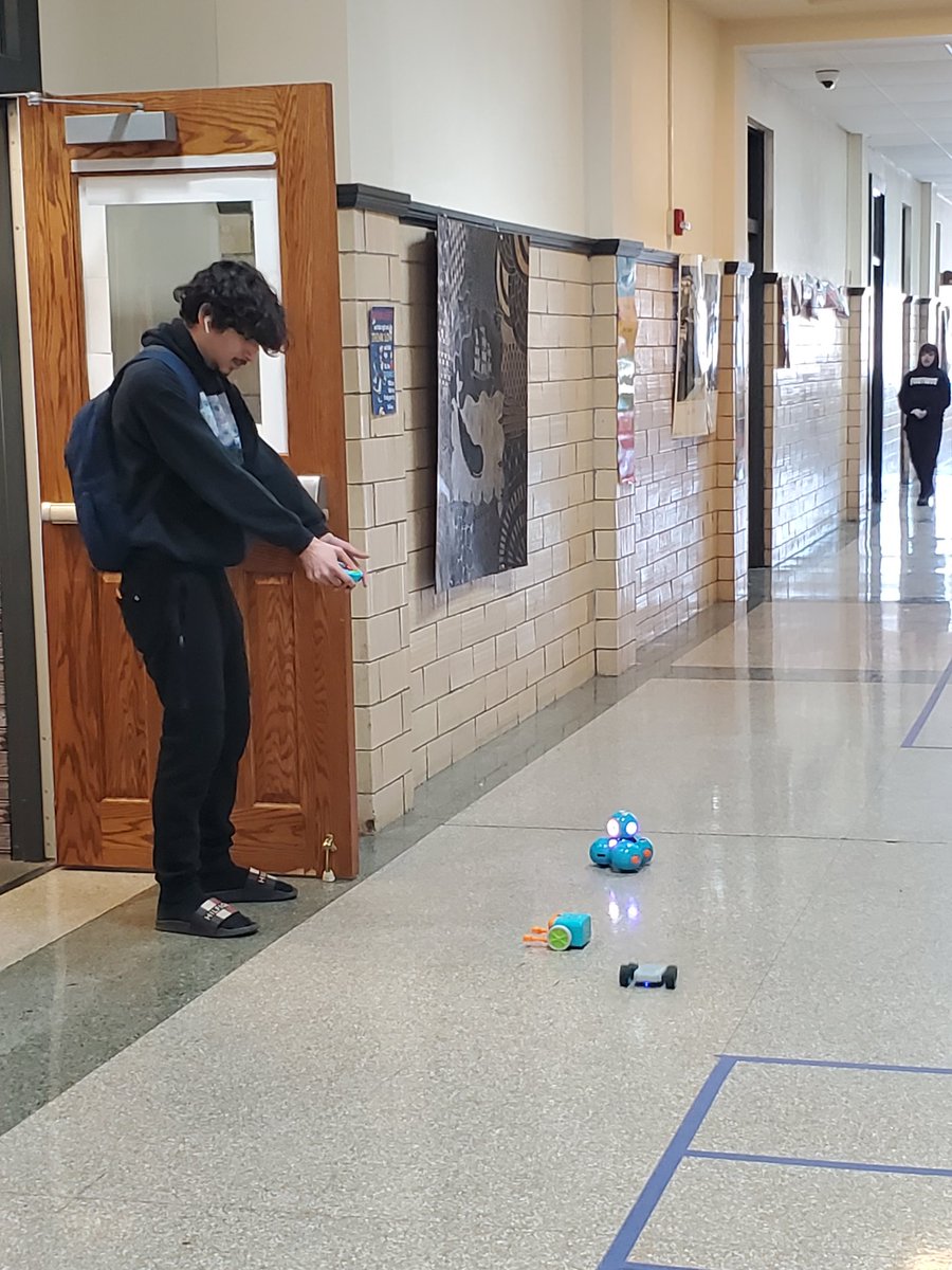 HeatlyLibrarian's tweet photo. On Friday the seniors played with some of the robots we have during their technology class. https://t.co/TK7k7jJ2i4