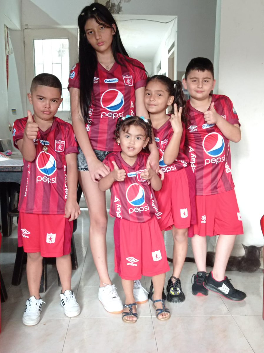 Buenos días, hoy nos levantamos mas orgullosos de lucir la del rojo.

¡Clientes felices con sus conjuntos!

Disponibles de la talla 0 a la 16, en rojo y azul.

$55.000, envío gratis 🔥