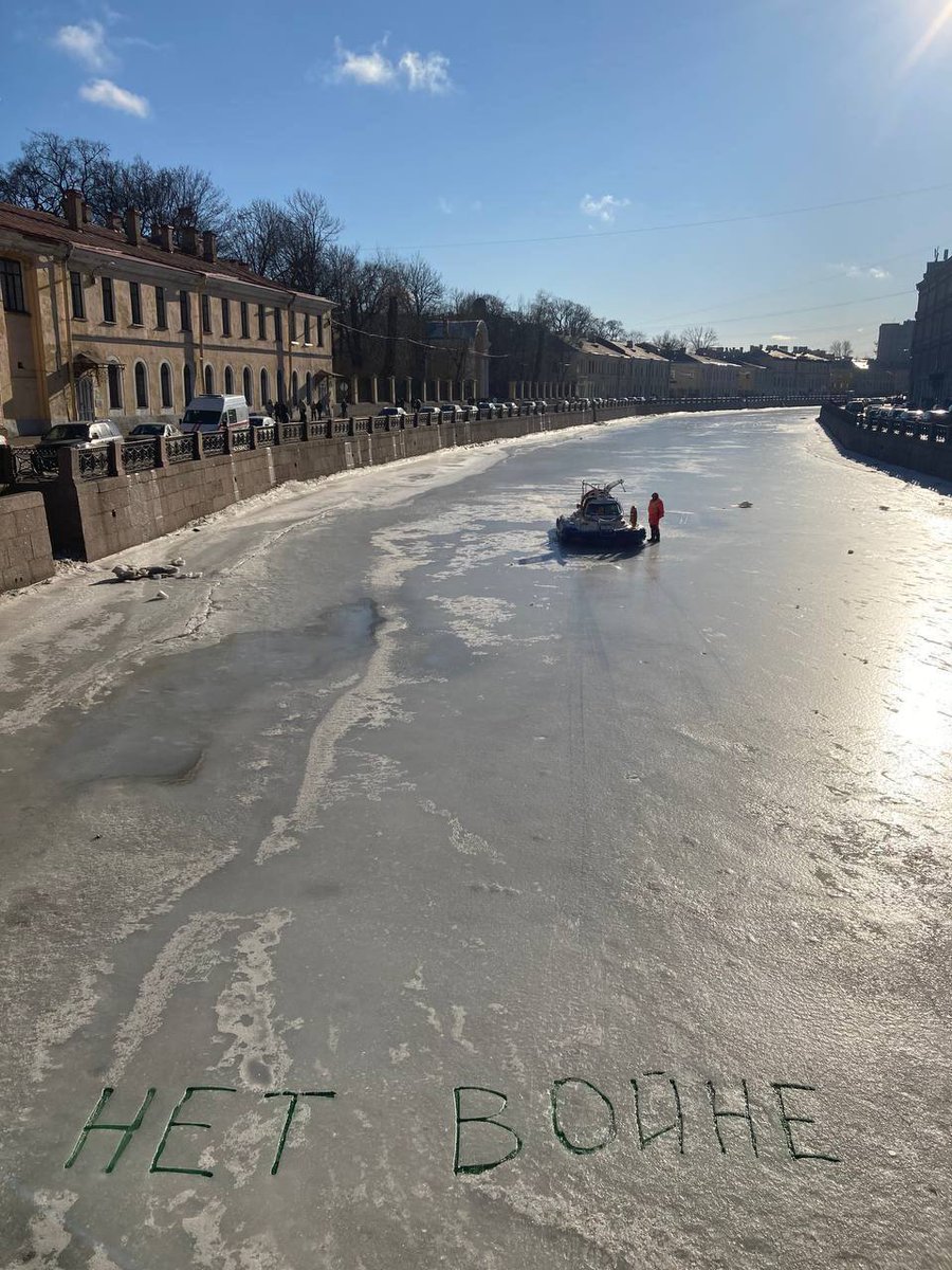 DeptFirst's tweet photo. Они. Красят. Лед. https://t.co/2eJgaH0sx0