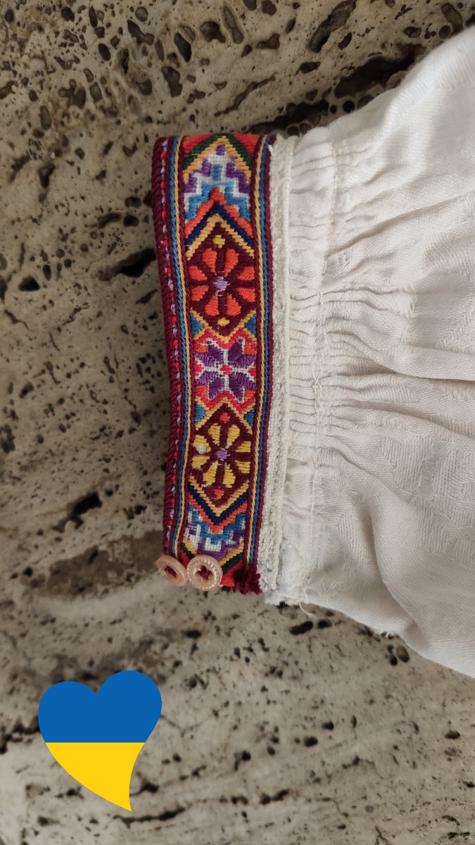 muzeumMartin's tweet photo. Aj naše múzeum z ukrajinského kultúrneho dedičstva niekoľko kusov opatruje. 

Napríklad túto krásne vyšívanú "soročku" zo Zakarpatskej Ukrajiny – rukávce z bieleho damašku, bohato vyšívané farebnou bavlnenou priadzou s geometrickým ornamentom. https://t.co/I5bNacKFft