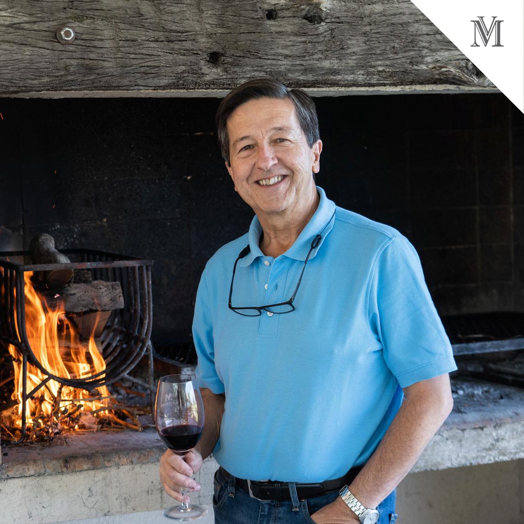 Matervini's tweet image. Así, con copa en mano, celebramos tu día. ¡Feliz cumpleaños Santiago Achaval!  Por muchos más días para festejar la vida! 🍷 ¡Salud!
-----
¡Happy birthday @SantiagoAchaval !