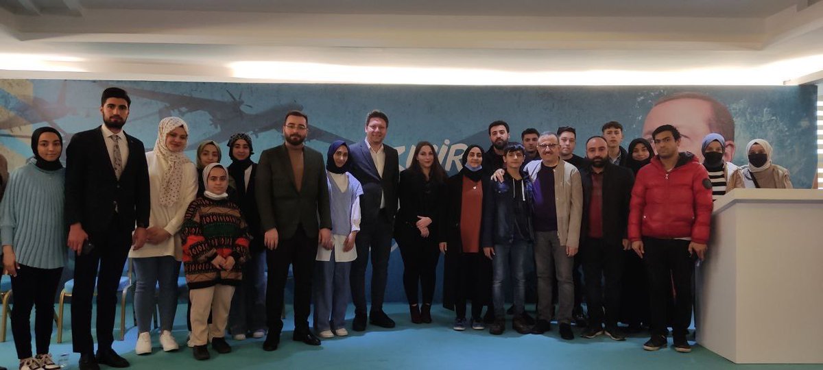 İl Başkanlığımızda yeni seçmen kardeşlerimizle bir araya geldik.
İzmir’imizi, geleceğe dair hedeflerini ve ideallerini konuştuk. 
Teknofest kuşağının enerjisi, sohbetlerinin sıcaklığı paha biçilmez.