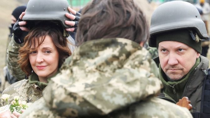 3CatInfo's tweet photo. Segons el govern d’Ucraïna, en els primers deu dies de la invasió russa al país s’han casat gairebé 4.000 parelles i hi ha hagut més de 4.300 naixements https://t.co/rHVSKBz868 https://t.co/4GXy02bNEI
